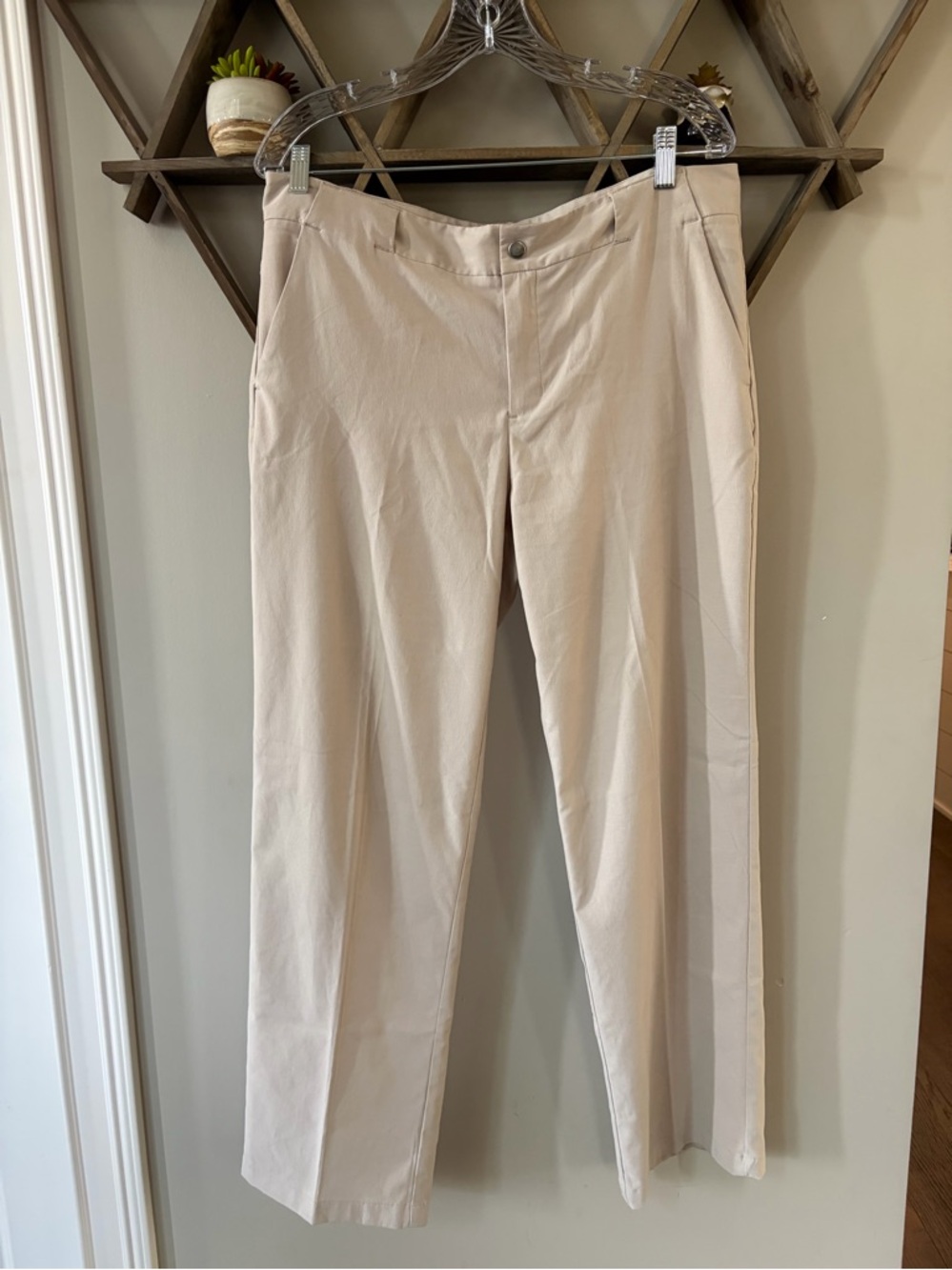 Columbia Women’s lightweight beige pants. Size 12 short.
